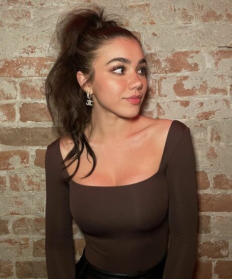 Megmuise model pretty archive