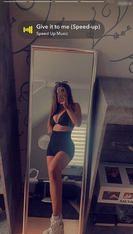 Luna0401 naked model image