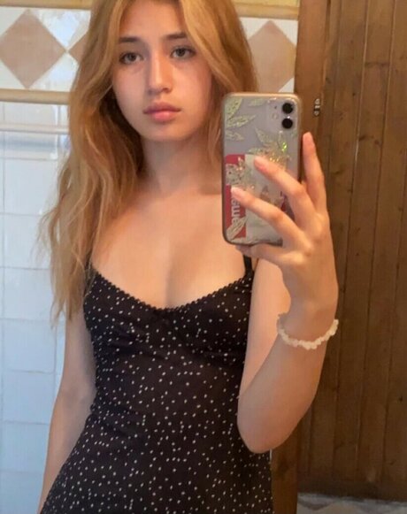 Emilykr0pp model naked photos