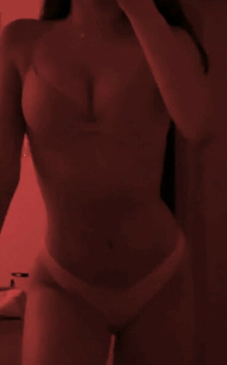 Emilykr0pp model nudes img