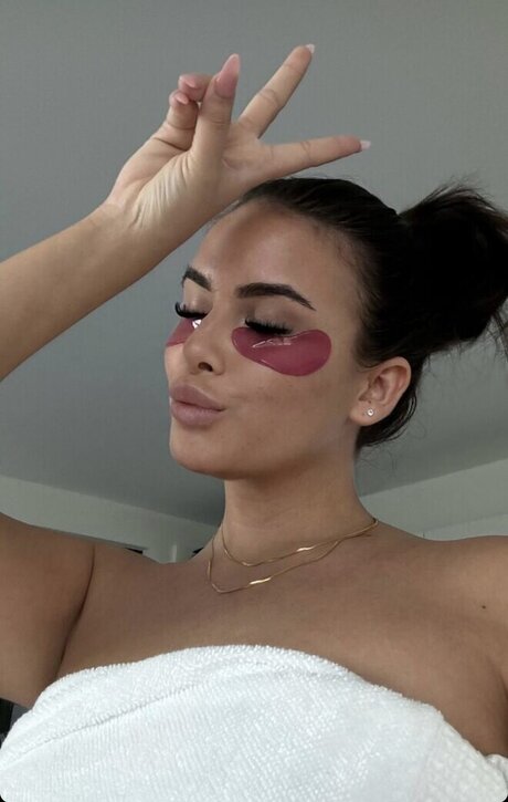 Jasmin Azizam sexy actress gallery