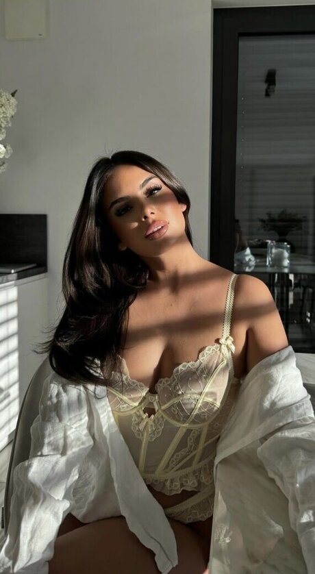 Jasmin Azizam top actress image