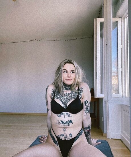 divinement bon exclusive actress pics