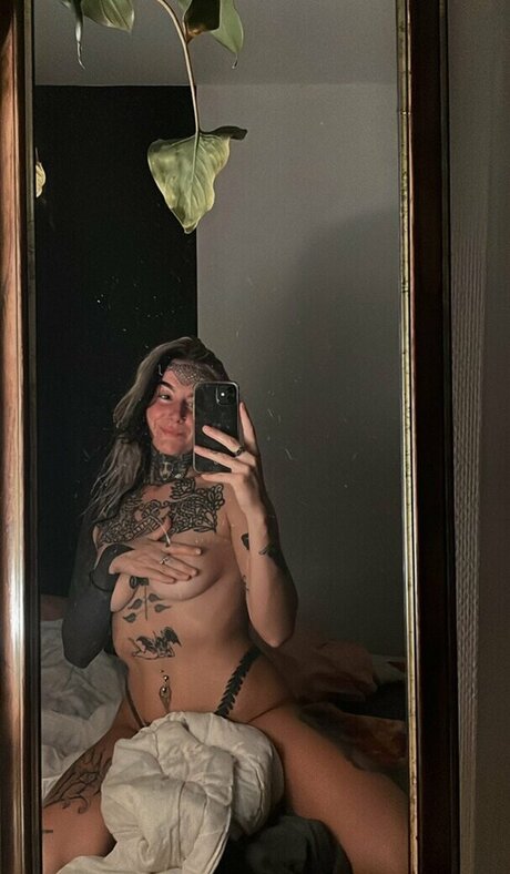 divinement bon model naked pictures