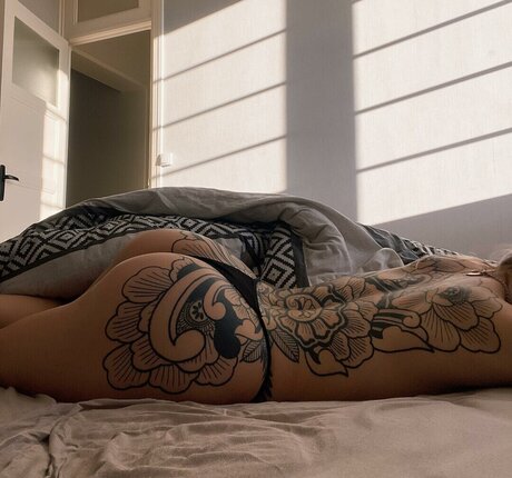 divinement bon nude model photo