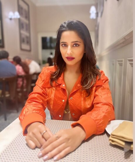 Kate Sharma model pretty photos