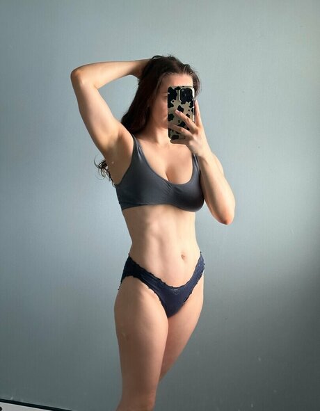 Nichameleon model exclusive photos