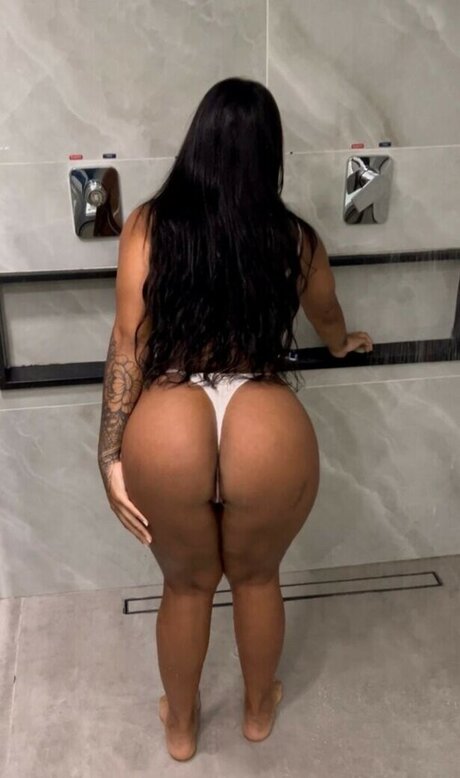 Thayna Telles nude model image