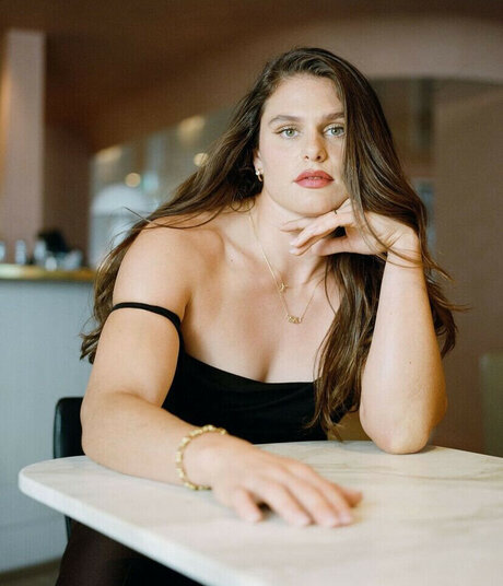 Ilona Maher model hd pic