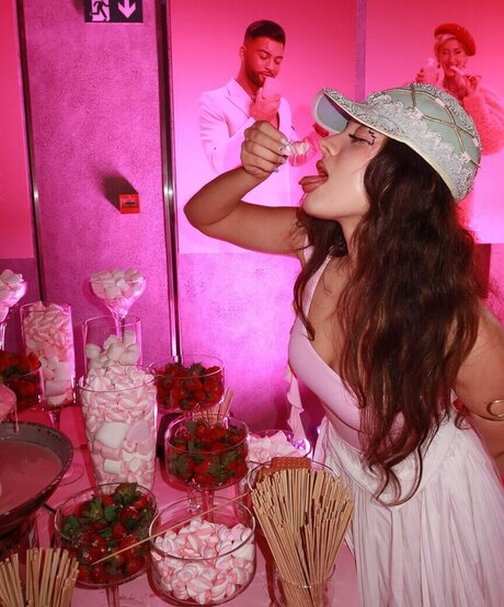 Leyla Afshonkar naked model gallery