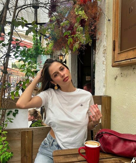 Francisca Simoes pretty actress pics