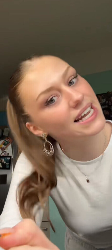 Yana Clare free star image