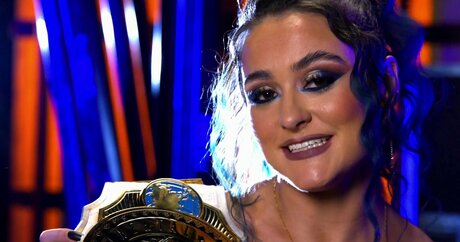 Lyra Valkyria sexy model pic