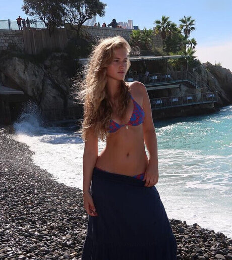 Zoe Kaeppele perfect model img