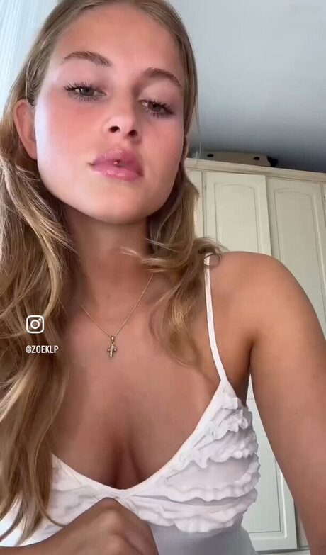 Zoe Kaeppele erotic actress pics