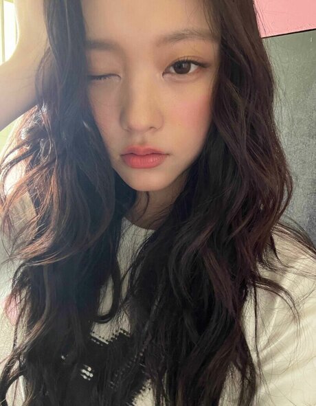 Haerin high quality model image