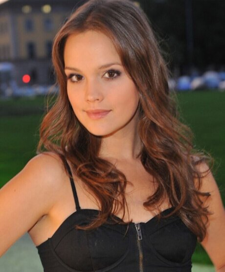 Emilia Sch le model adult img