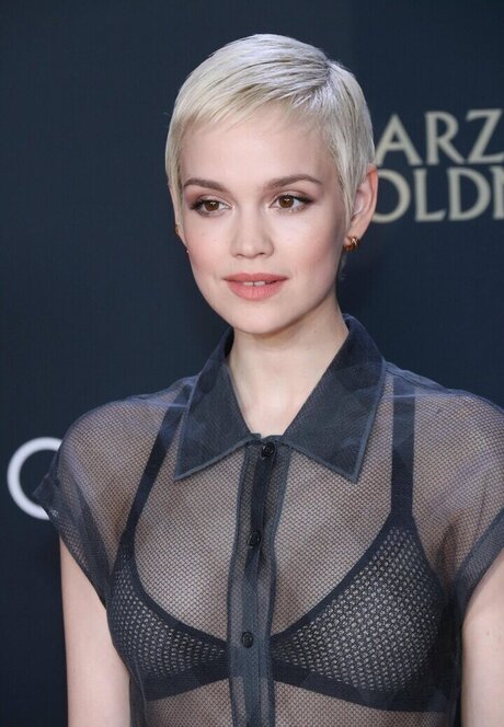 Emilia Sch le nude pornstar photo