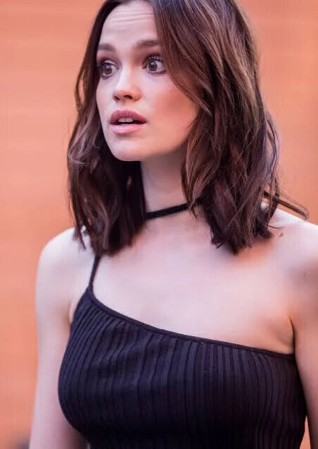 Emilia Sch le perfect model pic