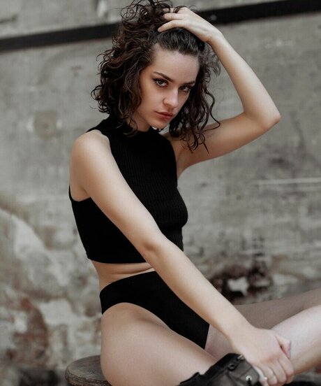 Emeline Faure naked model image