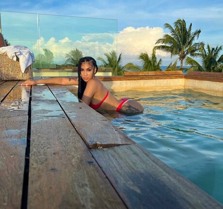 Queen Naija star adult images