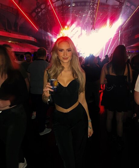 Vanessa Wende sexy star gallery