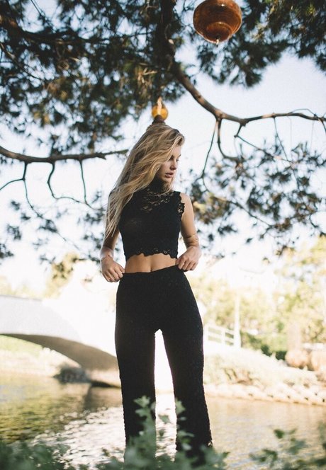 Camila Morrone model beautiful img