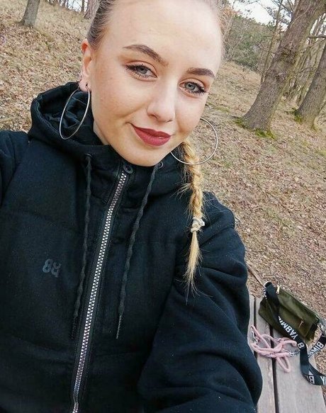 hollyclue erotic star image