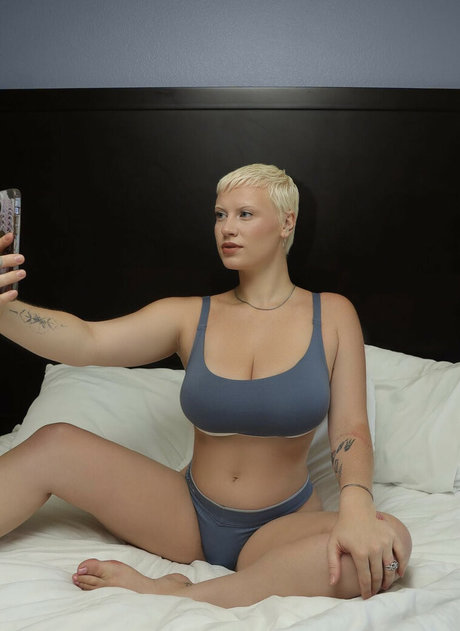 BabyyLiv pretty model images