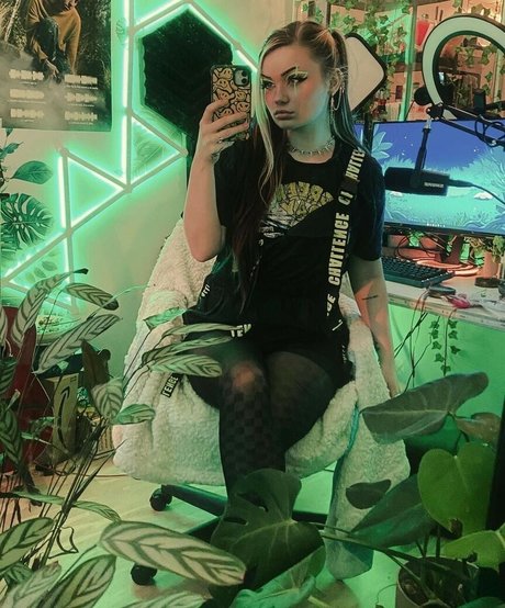 Proxyfox model porn img