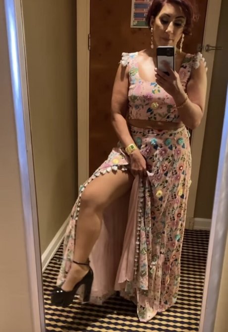 Saira Khan star sexy img