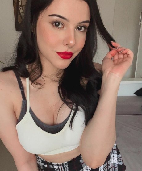 EmilyIsRedCoat sexy model picture