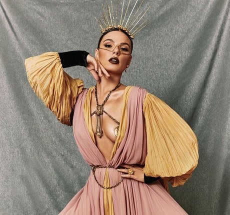 Isis Valverde free actress picture