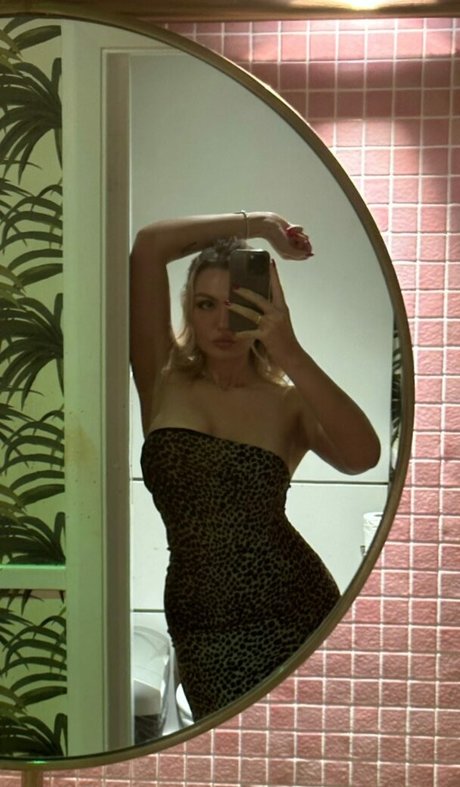 MillieT25 pornstar nude photos