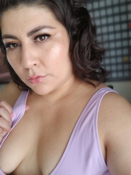 Vee Smokes model porn photos