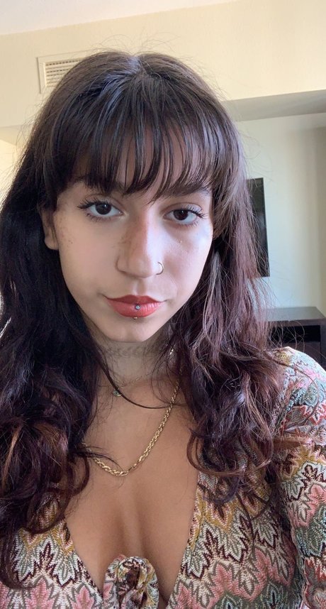 Lola Yung star erotic photos