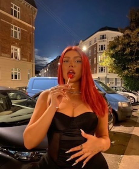 lola lowe model hd img