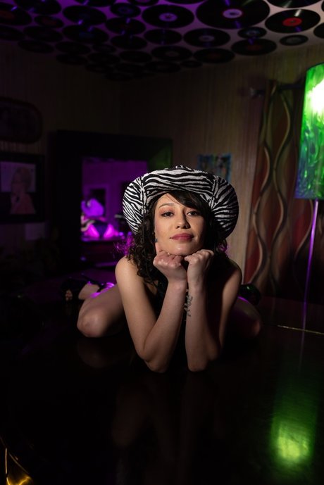 lynnkitty naked model img