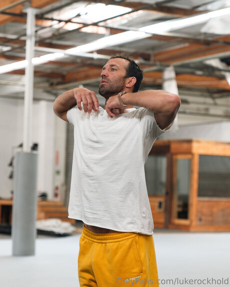 Luke Rockhold model top img