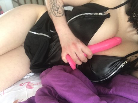 MinnieMoans sexy model gallery