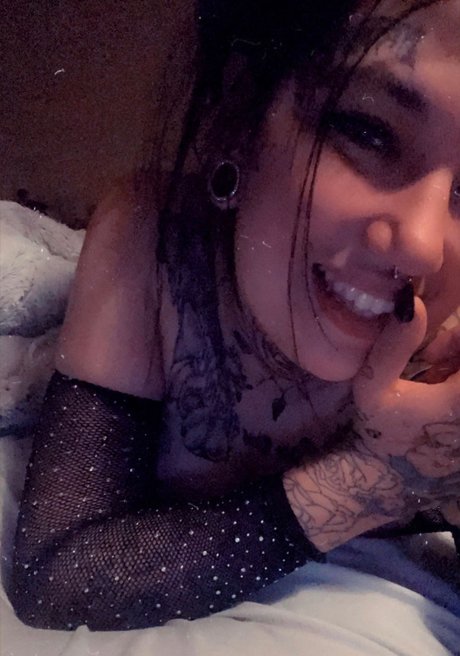 Miiissvickyy07 nude model picture