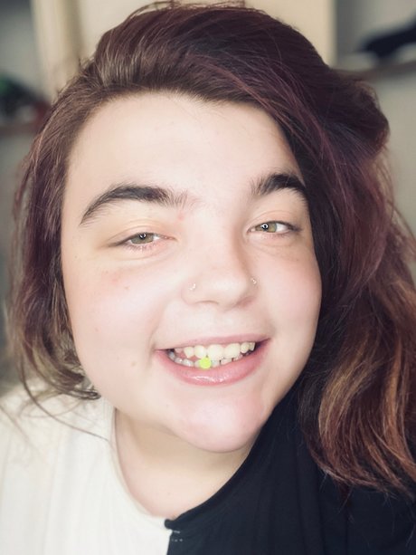 halie sanders model top photo