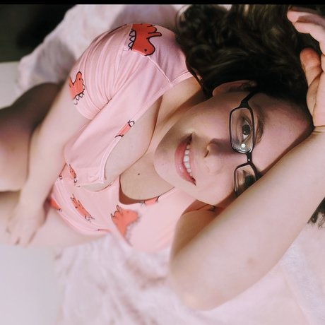 MomNextDoorVIP model perfect img