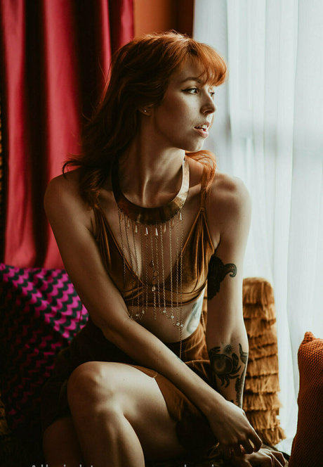 missnouveaux naked model img