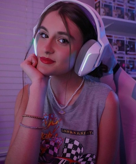 Maggie Roscher model perfect pic