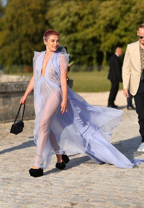 Florence Pugh model naked picture