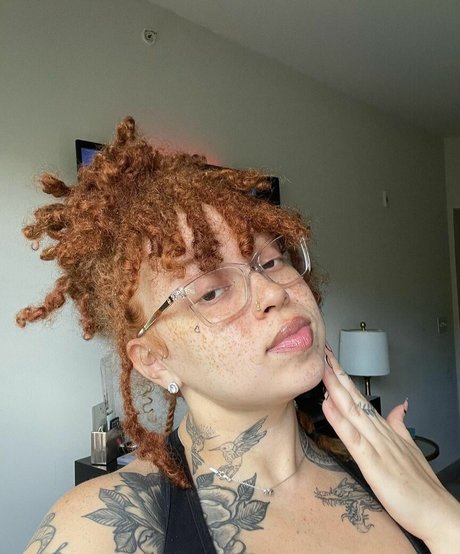 AHintOfRed xxx model pics