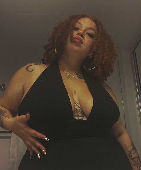 AHintOfRed model hot pictures