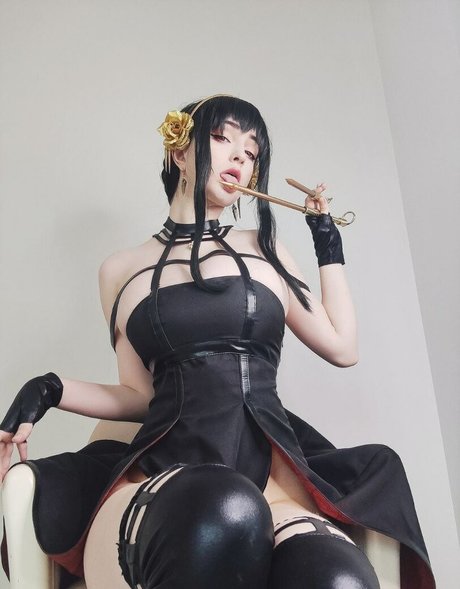 Hologana nude star image