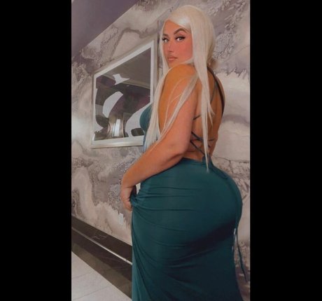 WhiteGirlRoseee pretty pornstar picture